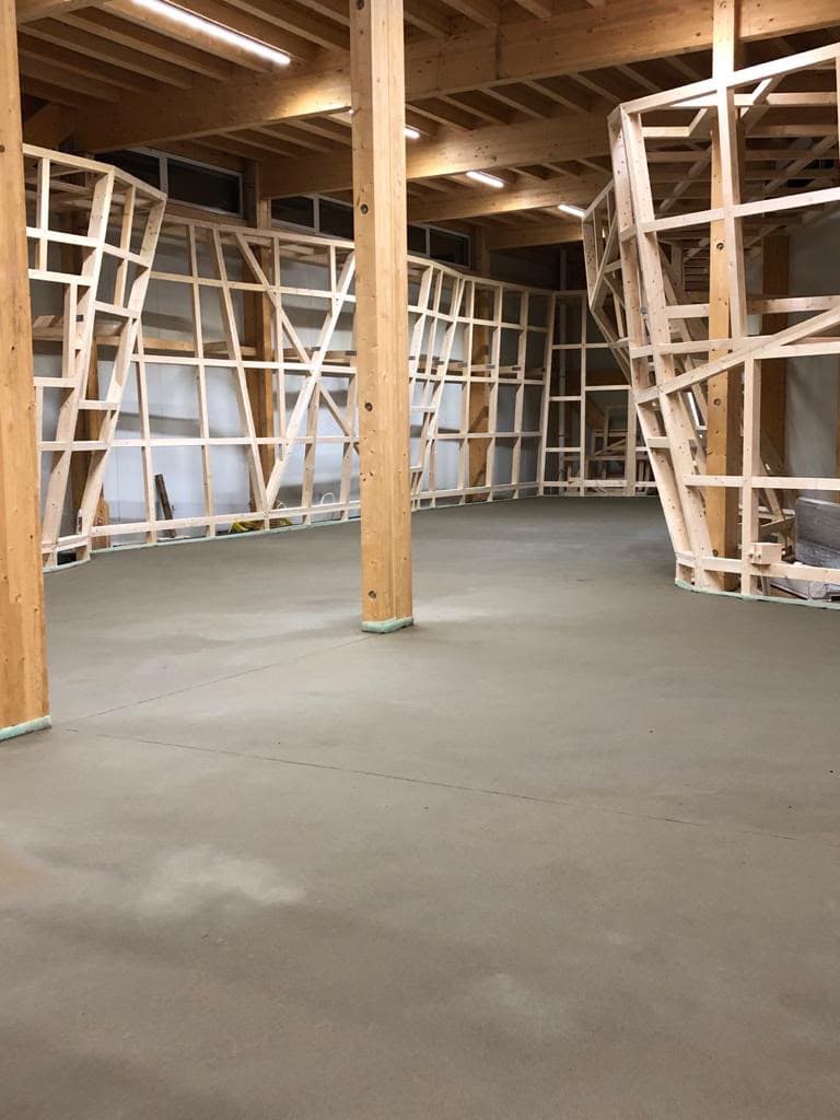 Großflächiger Estrich in einer Gewerbehalle mit Holzständerkonstruktion